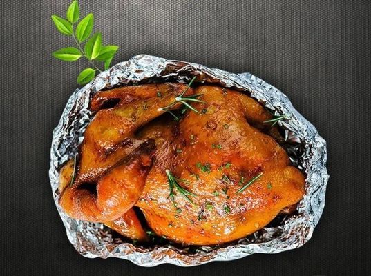 Erwärmen und schmecken Sie die Speisen mit Aluminiumfolie für die Küche