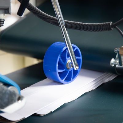 Automatische Papierbox-Falt-Klebmaschine 2,2 kW für Kundenanforderungen