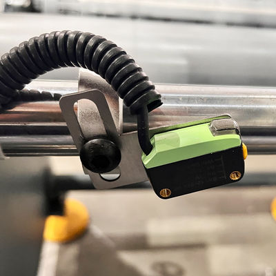 Automatische kleine Rollen-Aluminiumfolie-Rewinder-Maschine mit magnetischer Pulverbremse 25N.m.