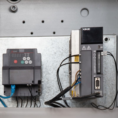 380 V Hochgeschwindigkeitsmaschine zur Herstellung von Aluminiumfolien für das Schneiden und Umwickeln von Rollen