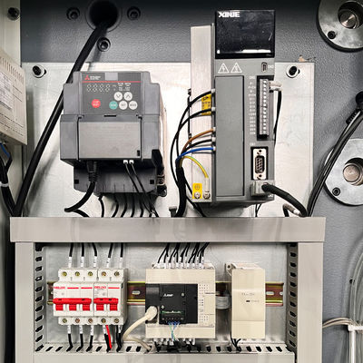 Schnittmaschine zur Herstellung von 4 Wellen Aluminiumfolie mit automatischer Wiederaufwicklungsfunktion