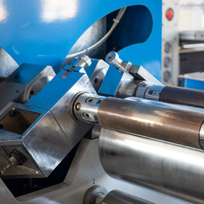 Computergesteuerte Geschwindigkeit Aluminiumfolie Schneidmaschine Elektrisch angetrieben und genau